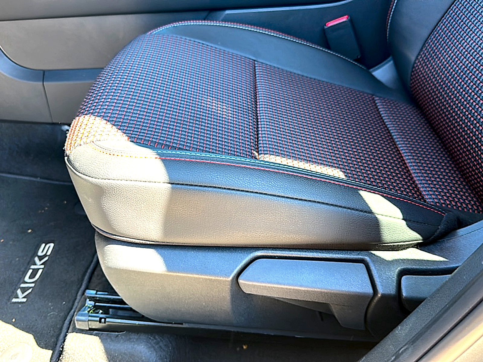 2025 Nissan Kicks SR FWD