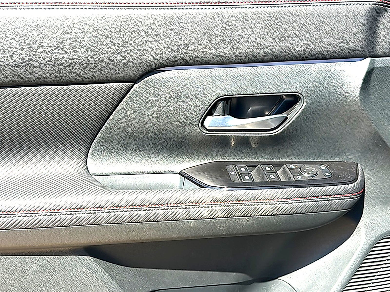 2025 Nissan Kicks SR FWD