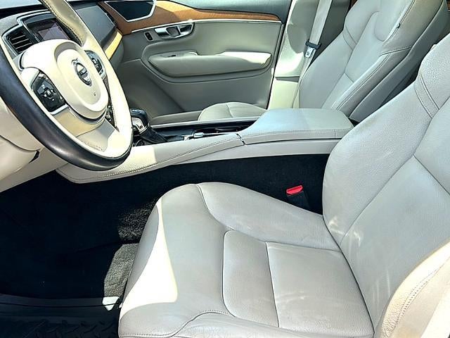 2022 Volvo XC90 T6 AWD Momentum 6P