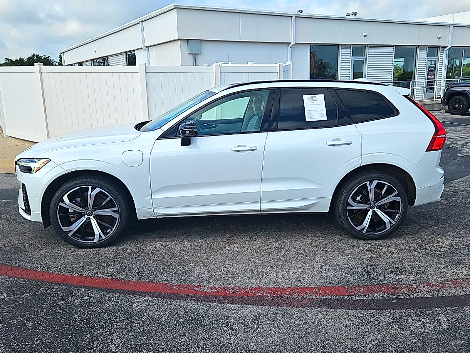 2024 Volvo XC60 Recharge Plug-In Hybrid T8 Ultimate Dark Theme