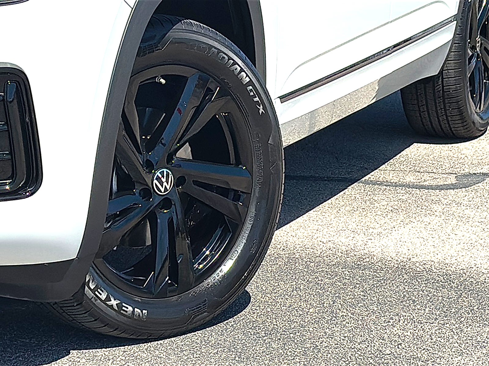 2025 Volkswagen Atlas Cross Sport 2.0T SEL R-Line Black