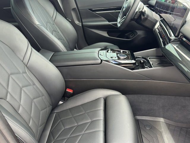 2025 BMW 5 Series 530i